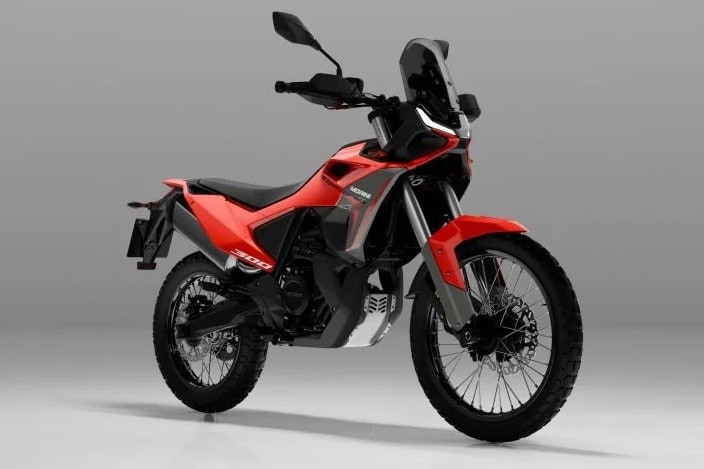 <div class='descrGalleryTitle'>7.	Morini Kanguro 300 Rally </div><div class='descrGalleryText'><p>Quello del nome Kanguro è un gradito ritorno, anche se solo per gli appassionati di vecchia data o per chi del mondo moto possa vantare una certa cultura. La <b><a href="https://www.dueruote.it/news/moto-scooter/2025/11/04/moto-morini-kanguro-300-ritorna-l-icona-dual-adventure-degli-anni-80/">Morini Kanguro</a></b> è stata infatti negli anni ’80 una <b>moto da enduro dual </b>spinta dal motore 350 bicilindrico a V della gloriosa 3 1/2, e grossomodo nello stesso filone si inserisce quella attuale. Lei è in effetti <b>più una dual che una crossover, </b>ma la sua versione Rally è disegnata, più che per dei veri rally, per un utilizzo che in fin dei conti si sovrappone a quello delle altre adventure. Il motore è un <b>monocilindrico da 300 cc e 34 cavalli</b>; la ciclistica si basa su telaio in acciaio, abbinato a telaietto posteriore e forcellone in alluminio. La forcella è da 41 mm e ha <b>250 mm di corsa</b>, così come la ruota posteriore; il mono lavora su link ed è regolabile in precarico e ritorno idraulico. Le ruote sono immancabilmente a <b>raggi da 21 e 18”</b>; peccato per la misura anteriore da 80/100, invece che 90/90, che limiterà non di poco la scelta di pneumatici. Il <b>peso</b> è contenuto in 153 kg.</p>
</div>